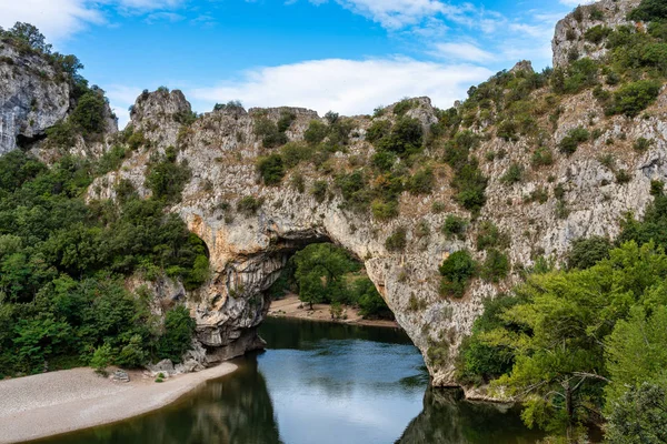 Мост Дарк, скальная арка над рекой Ардеш во Франции — стоковое фото