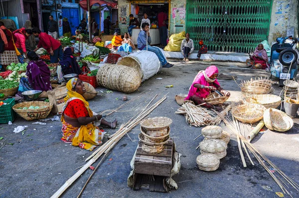 Udaipur, India - 03 / 01 / 2020: Mercato tradizionale indiano di strada a Udaipur — Foto Stock