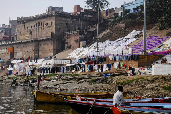 Varanasi, India - Dec 23, 2019: Morning View of The Ghats and City of Varanasi — Stock Photo, Image