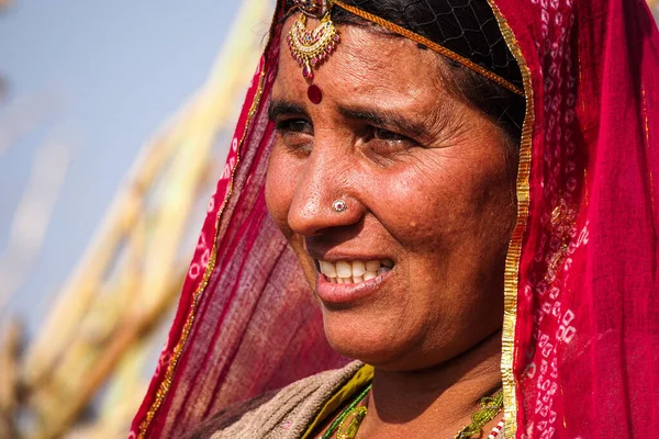 Jaisalmer, India - Dec 30, 2019: Beautiful dressed women in Jaisalmer, Rajasthan — 图库照片