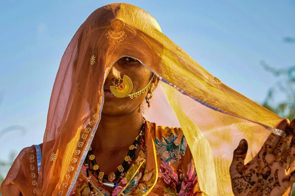 Jaisalmer, India - januari 01, 2020: Rajasthani zigeunervrouw in traditionele kledij — Stockfoto