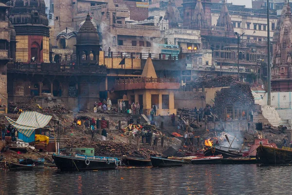 Varanasi, India - Dec 26, 2019: Cremation of bodies at the Manikarnika Ghat — Stockfoto