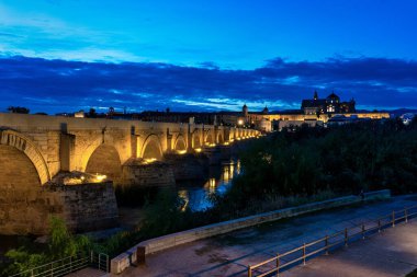 Cami-Katedral ve Cordoba 'daki Roma Köprüsü, Endülüs, İspanya