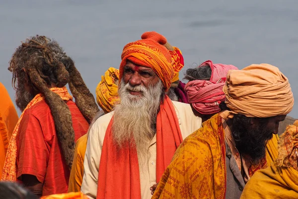 Varanasi, India - 23 de diciembre de 2019: Sadhu en los ghats en Varanasi, India —  Fotos de Stock