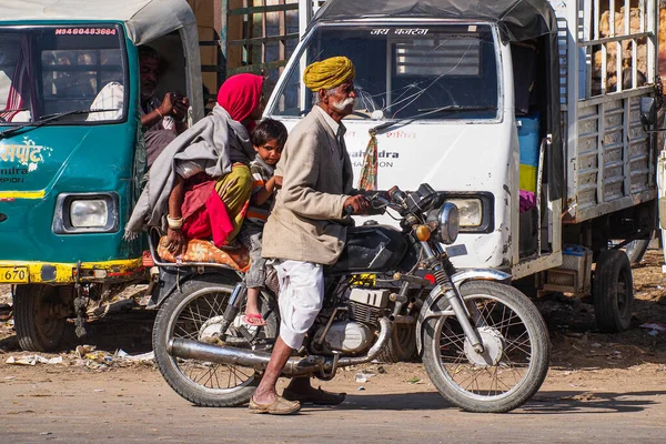 Jaisalmer, Inde - 31 déc. 2019 : Les Rajasthan sur leur moto à Jaisalmer — Photo