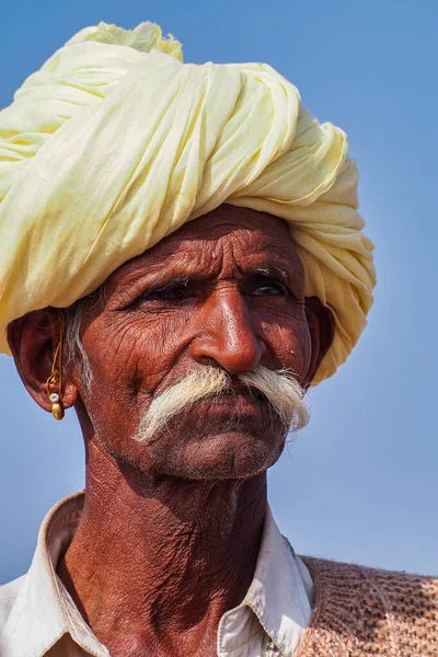 Bikaner, India - Dec 29, 2019: Rajasthani people in national clothes in Bikaner — 图库照片