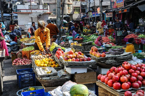 Udaipur, Indie - styczeń 03, 2020: Tradycyjny indyjski rynek uliczny w Udaipur — Zdjęcie stockowe