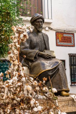 İspanya 'nın Cordoba kentindeki Tiberiades meydanında Ben Maimonides heykeli.