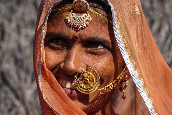 Jaisalmer, India - 01 / 01 / 2020: Rajasthani gypsy woman in traditional attire — Foto de Stock