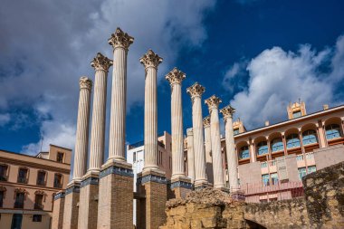 Roma tapınağının kalan sütunları, İspanya, Cordoba 'nın tempo romanosu.