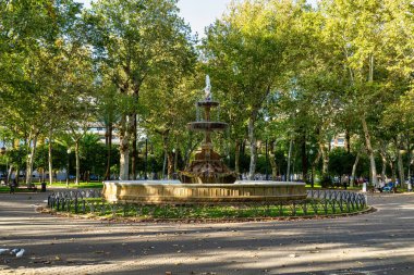 Cordoba, Endülüs ve İspanya 'daki Jardines de la Merced Gardens' ın içindeki çeşme.