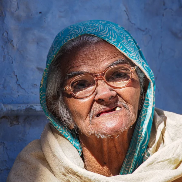 Jaisalmer, Indien - 31.12.2019: Alte Frau in Nationalkleidung in Jaisalmer — Stockfoto