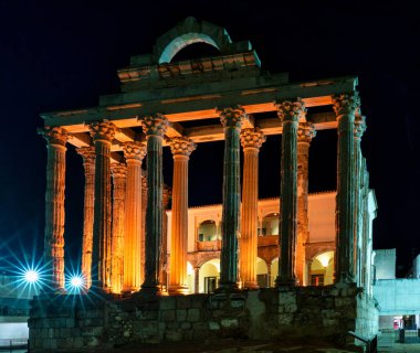 Merida 'daki Diana tapınağı, gece aydınlandı, Extremadura, İspanya