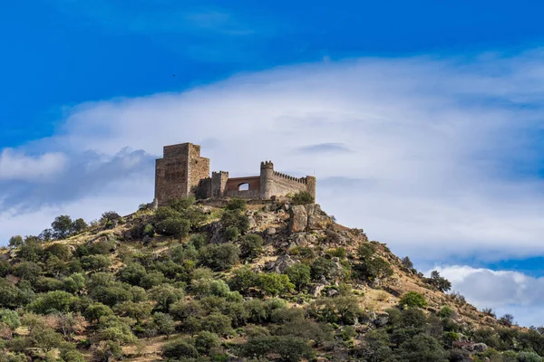 Castillo de Burguillos del Cerro, en la provincia de Badajoz, Extremadura, España — Foto de Stock