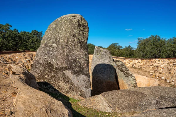 Dolmen de Lacara, câmara funerária perto de La Nava de Santiago, Extremadura. Espanha — Fotografia de Stock