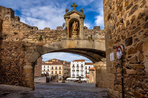 Arco de la Estrella, Arco de la Estrella en la Plaza Principal de Cáceres, España — Foto de Stock