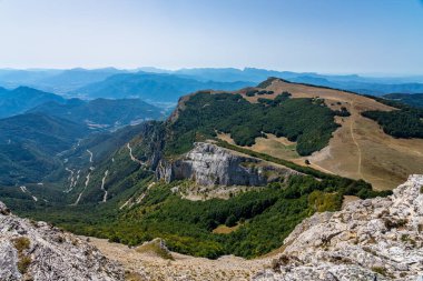 Fransız kırsalında. Albay de Rousset. Vercors 'un tepelerinin panoramik manzarası, Marly Hills ve vadi Val de Drome, Fransa