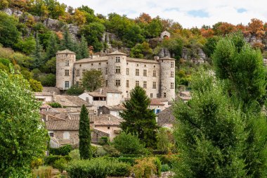 Güney Fransa, Ardeche 'deki ortaçağ Vogue kasabasındaki taş kale.