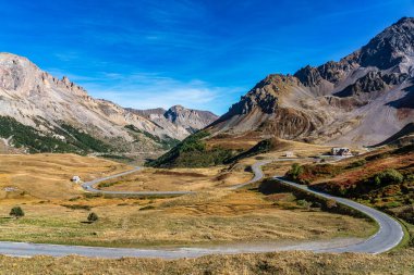 Avrupa 'da Fransa' nın Villar d Arene köyü yakınlarındaki Ecrins Ulusal Parkı 'ndaki dağ manzarası