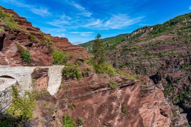 Gorges de Daluis veya var nehrinin oluşturduğu kayaların renginden dolayı yerel halk tarafından 