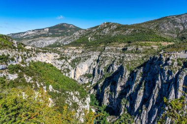 Verdon Gorge, Gorges du Verdon, Fransız Alpleri, Provence, Fransa 'da turkuaz yeşili kıvrımlı nehir ve yüksek kireçtaşı kayalarıyla ünlü kanyonun muhteşem manzarası.
