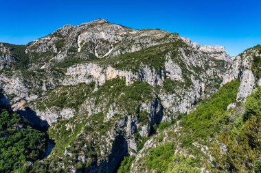 Verdon Gorge, Gorges du Verdon, Fransız Alpleri, Provence, Fransa 'da turkuaz yeşili kıvrımlı nehir ve yüksek kireçtaşı kayalarıyla ünlü kanyonun muhteşem manzarası.