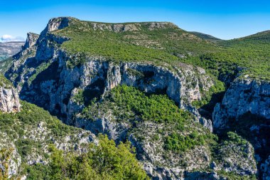 Verdon Gorge, Gorges du Verdon, Fransız Alpleri, Provence, Fransa 'da turkuaz yeşili kıvrımlı nehir ve yüksek kireçtaşı kayalarıyla ünlü kanyonun muhteşem manzarası.