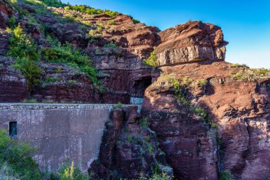 Gorges de Daluis veya var nehrinin oluşturduğu kayaların renginden dolayı yerel halk tarafından 