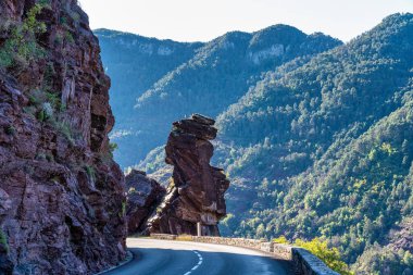 Gorges de Daluis veya var nehrinin oluşturduğu kayaların renginden dolayı yerel halk tarafından 