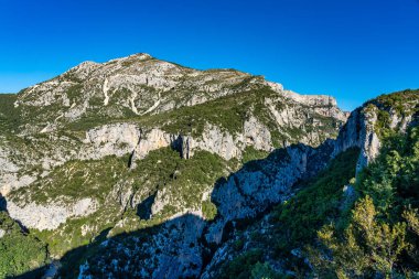 Verdon Gorge, Gorges du Verdon, Fransız Alpleri, Provence, Fransa 'da turkuaz yeşili kıvrımlı nehir ve yüksek kireçtaşı kayalarıyla ünlü kanyonun muhteşem manzarası.