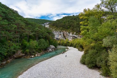 Verdon Gorge, Gorges du Verdon, Fransız Alpleri, Provence, Fransa 'da turkuaz yeşili kıvrımlı nehir ve yüksek kireçtaşı kayalarıyla ünlü kanyonun muhteşem manzarası.