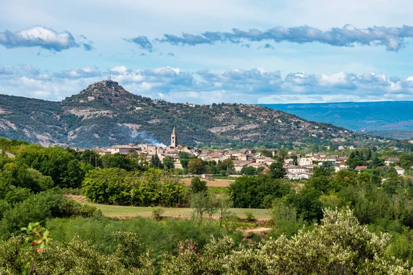 瓦隆杜邦贞德村的全景和在法国阿尔代什山 — 图库照片