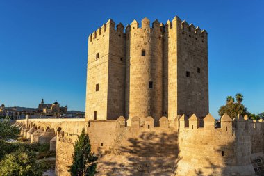 Calahorra Kulesi, Torre de la Calahorra, Cordoba, İspanya. 12. yüzyılın sonlarında İspanya 'nın Endülüs, Cordoba kentindeki Roma Köprüsü' nü korumak için Almohads tarafından inşa edilmiş güçlendirilmiş bir kapı..