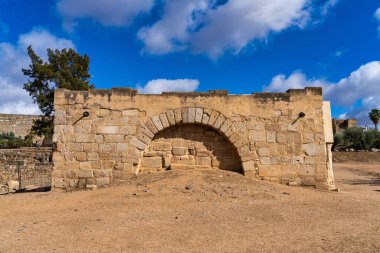 İspanya 'nın Merida kentinde, Extremadura bölgesinde bulunan Guadiana nehri yakınlarındaki Arap Kalesi Alcazaba. 836 yılında Emir II. Abderraman tarafından inşa edilmiş. UNESCO Dünya Mirası Alanı.