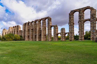Acueducto de los Milagros, Merida, Extremadura, İspanya 'daki Mucizevi Aqueduct Roma su kemeri köprüsü olup bugün İspanya' nın başkenti Emerita Augusta 'daki Roma kolonisine su sağlamak için inşa edilmiştir..