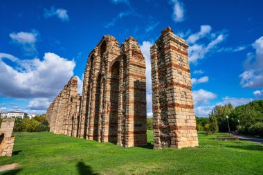 Acueducto de los Milagros, Merida, Extremadura, İspanya 'daki Mucizevi Aqueduct Roma su kemeri köprüsü olup bugün İspanya' nın başkenti Emerita Augusta 'daki Roma kolonisine su sağlamak için inşa edilmiştir..