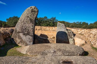 Lacara Dolmenleri, cenaze odası. La Nava de Santiago yakınlarındaki antik megalitik bina, Extremadura. İspanya