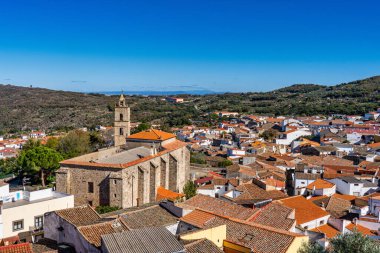 Extremadura 'da St. Matthew, San Mateo kilisesi ile Montanchez kasabası manzarası. İspanya.