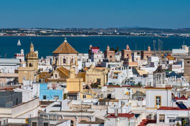 Cadiz, Endülüs, İspanya 'daki Tavira kulesinden eski şehir çatılarının panoramik görüntüsü