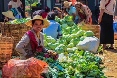 Heho, Myanmar - 08 Kasım 2019: Myanmar 'daki Heho şehir merkezindeki bir pazardaki insanlar, Asya' daki eski Burma
