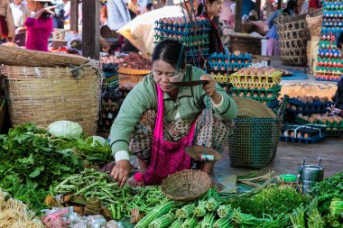 Heho, Myanmar - 08 Kasım 2019: Myanmar 'daki Heho şehir merkezindeki bir pazardaki insanlar, Asya' daki eski Burma