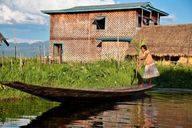 Inle Gölü, Myanmar - 08 Kasım 2019: Shan, Myanmar 'daki Inle Gölü' nde yüzen evler. Inle Gölü, Shan Eyaleti 'nin Taunggyi ilçesinin Nyaungshwe ilçesinde bulunan bir tatlı su gölüdür..