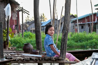 Inle Lake, Myanmar - 08 Kasım 2019: Burmese halkı Shan State, Myanmar eski Burma 'da Inle Gölü' nde. Inle Gölü, Shan Eyaleti 'nin Taunggyi ilçesinin Nyaungshwe ilçesinde bulunan bir tatlı su gölüdür.