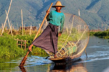 Inle Gölü, Myanmar - 08 Kasım 2019: Inle Gölü, Myanmar 'da balıkçı sandalının bir bacağı. Inle Gölü yüzen köyleri ve bahçeleriyle ünlüdür..