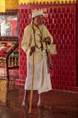 Mandalay, Myanmar - 11 Kasım 2019: Mandalay 'daki Mahamuni Pagoda halkı, Myanmar eski Burma. Mahamuni Pagoda, Myanmar 'da bir Budist tapınağıdır..
