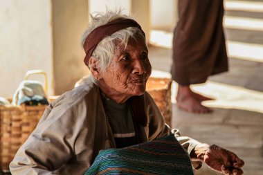 Bagan, Myanmar - 14 Kasım 2019: Bagan 'daki Shwezigon Pagoda veya Shwezigon Paya' daki Birman halkı, Myanmar 'ın Asya' daki eski Burma 'sı
