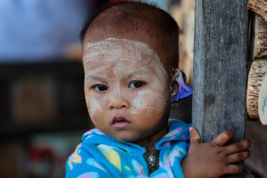 Bagan, Myanmar - 14 Kasım 2019: Birmanyalı çocuk Thanaka ile Bagan 'da, Myanmar da Asya' da eski Burma