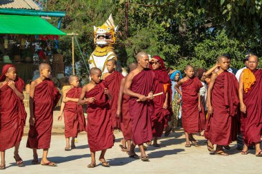 Bagan, Myanmar - 14 Kasım 2019: Bagan 'da Shwezigon Pagoda veya Shwezigon Paya' da Burmalı keşişler, Myanmar Asya 'da eski Burma