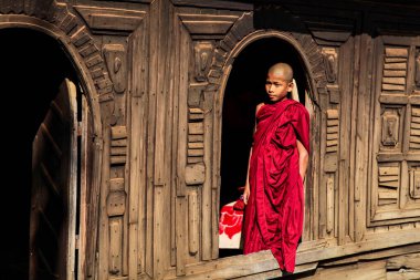 Bagan, Myanmar - 16 Kasım 2019: Bagan, Myanmar 'daki Nat Taung Kyaung ahşap manastırında keşiş, Asya' daki eski Burma