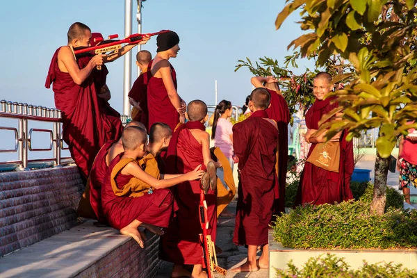 Кьяхтийо Мьянма Нов 2019 Монахи Кьяхтийо Пагоде Известной Голден Рок — стоковое фото